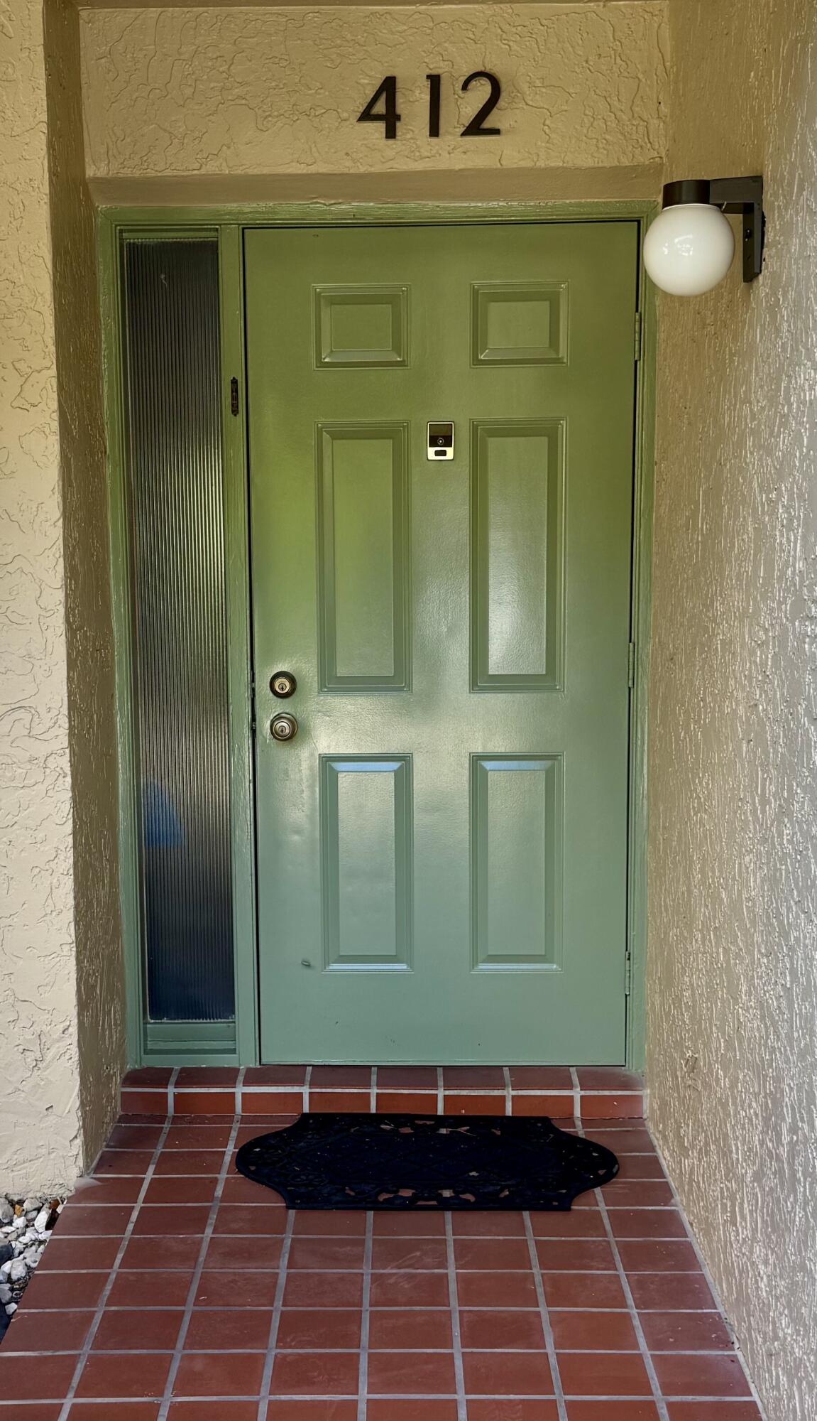 Boca Delray is a 24/7 manned gated, 55+, Country Club community. On-site Cafe, Executive 18-hole Golf Course, Clay Tennis & Pickle Ball Courts. Fitness Center, Pools, Hot Tub and activities like Mah-Jong, Cards & Bingo. This updated, golf view condo is your perfect winter retreat. In unit washer & dryer, Primary en-suite has a shower & tub. Don't wait this ideal location won't last.