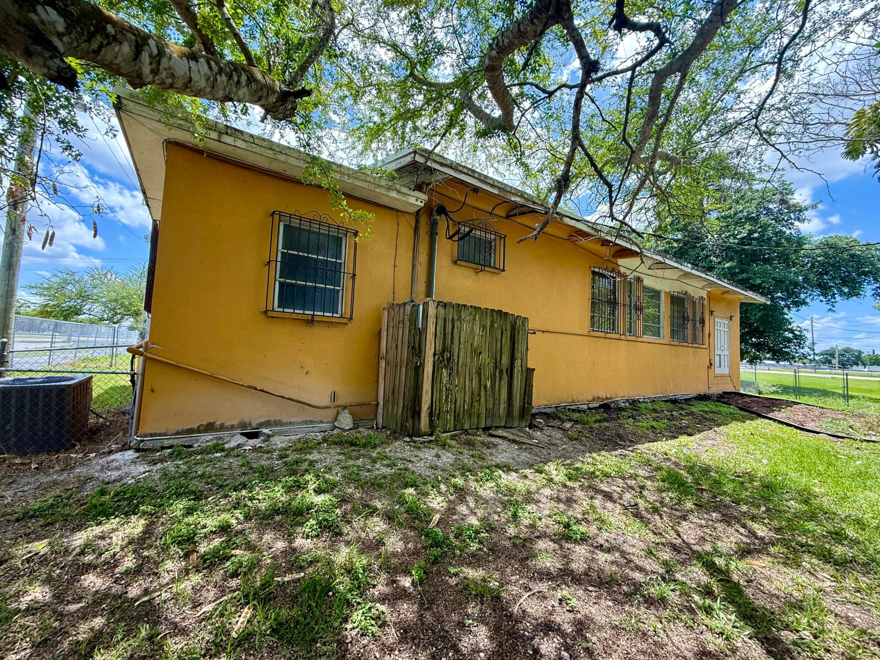 601 W Canal St Street N