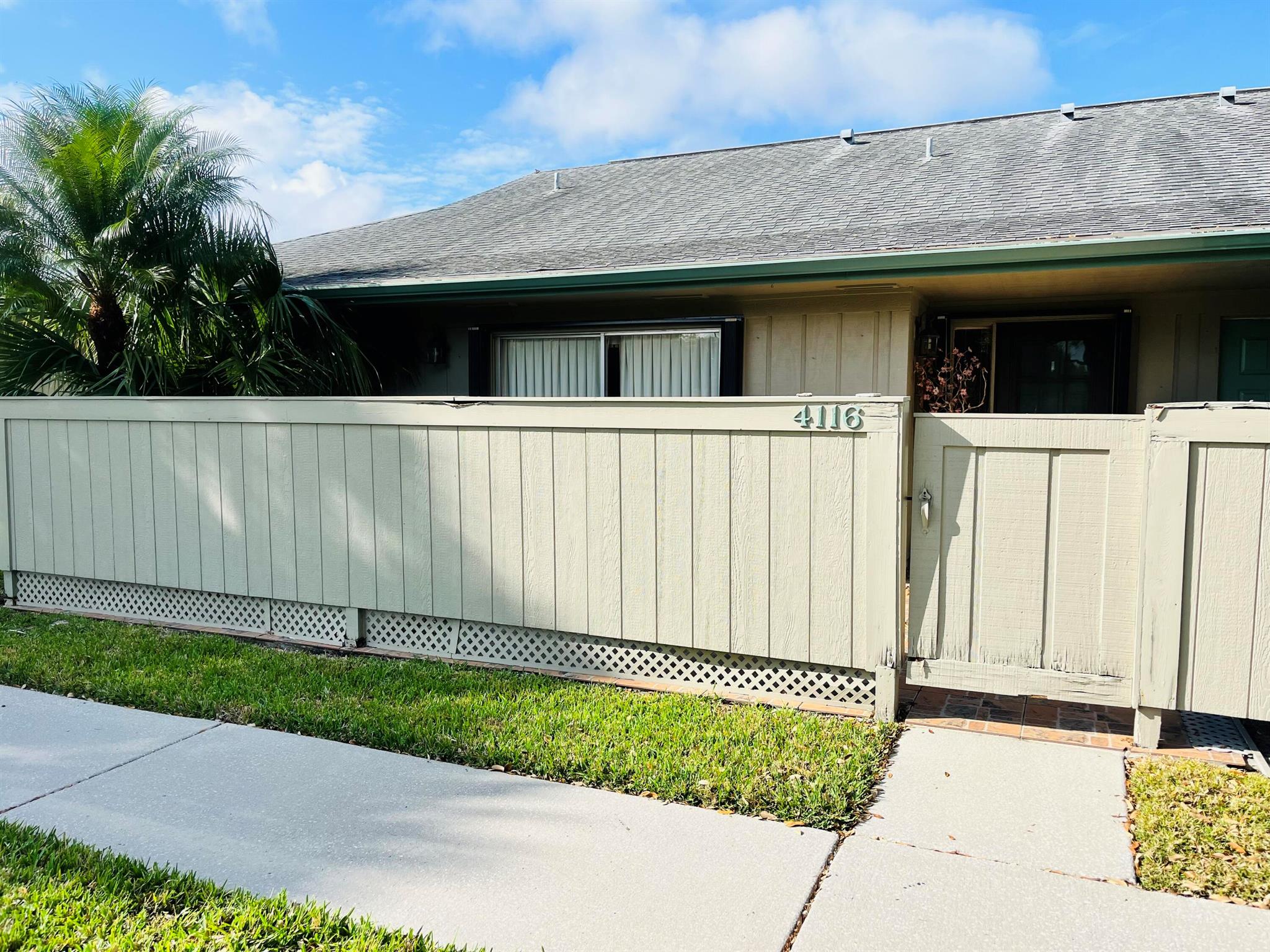 2 bedroom 2 bath villa located in the community of Cinnamon Tree-Jensen Beach. Available for immediate occupancy. The community features a pool and clubhouse. Rent includes water, Cable , internet, sewer and trash removal. Tenant is responsible for FPL.Martin County School district.