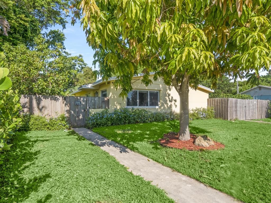 Photo of 300 S Caloosahatchee Avenue Ave, Jupiter, FL 33458 (MLS # R10830884)