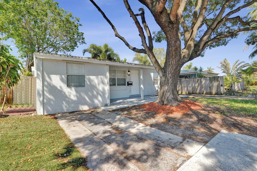 Beautiful 3/2 Single family home in Oakland park! Nicely renovated , tile floors in common areas , laminate on bedrooms, updated bathrooms and kitchen and a very nice open comcept home. LArge backyard perfect for entertaining and a beautiful quite street close to major highways and attractions. A must see!  All information is believed to be accurate but not guaranteed. Buyer responsible for verifying all information.