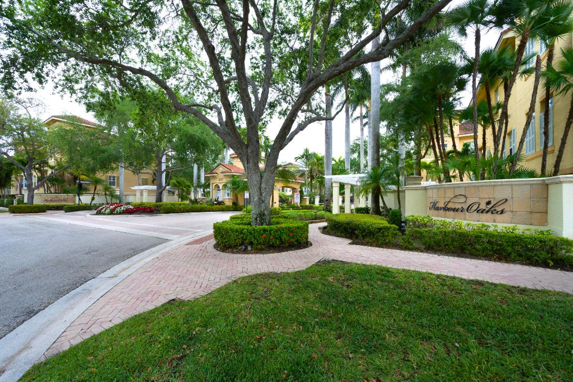 HARBOUR OAKS - Residential