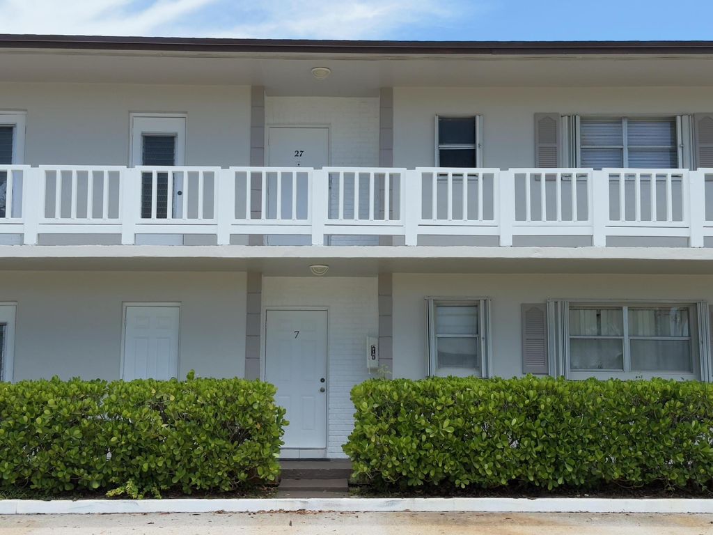 Photo of 560 SE 2nd Avenue, Deerfield Beach, FL 33441 (MLS # B26021968)