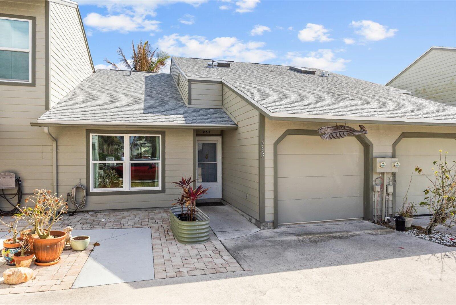 933 NE Sandalwood Place