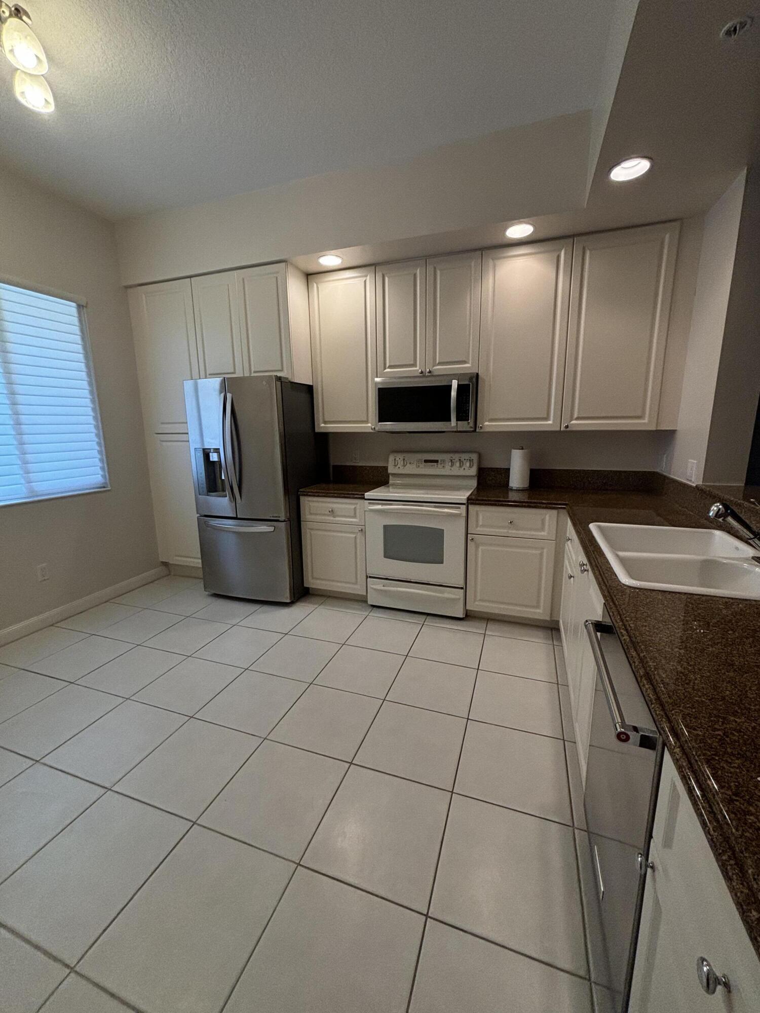 10 E Harbour Isle Dr Drive E 302