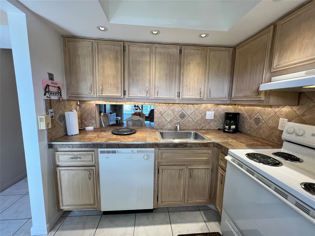 LAUDERDALE OAKS CONDO 4 - Residential Lease