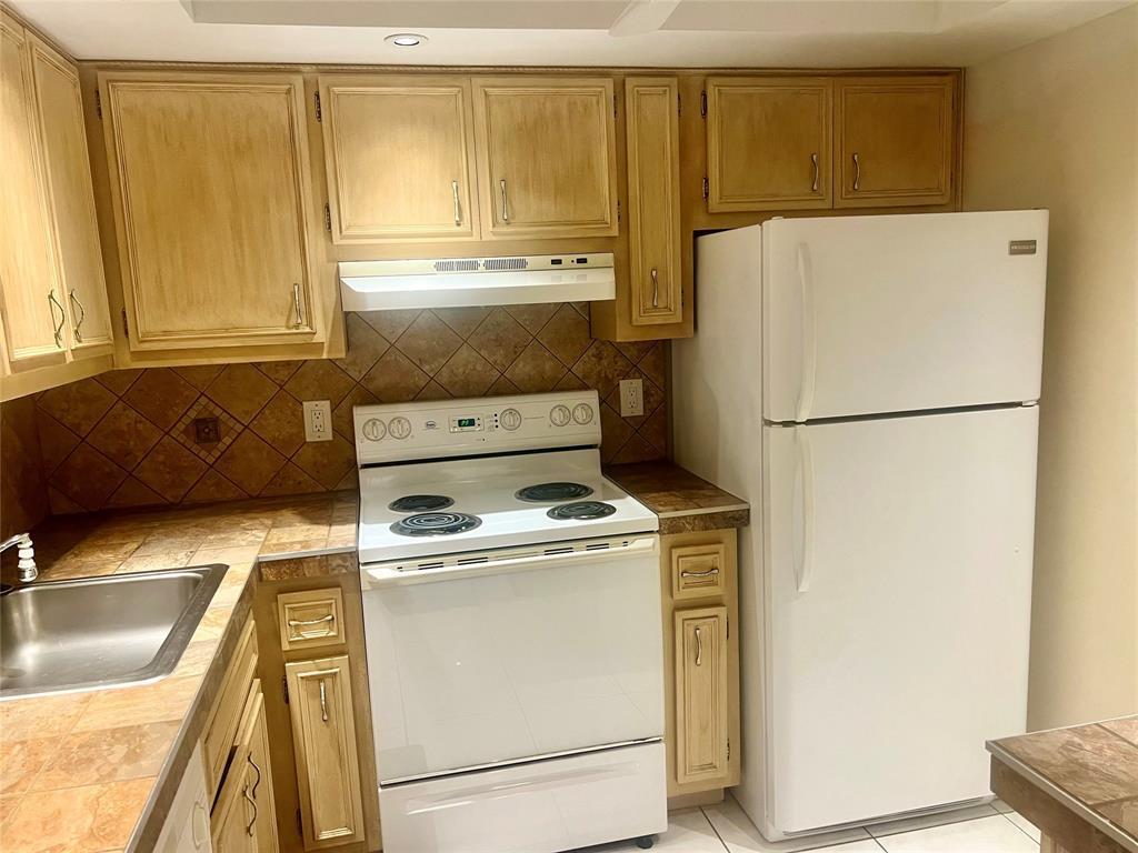 LAUDERDALE OAKS CONDO 4 - Residential Lease