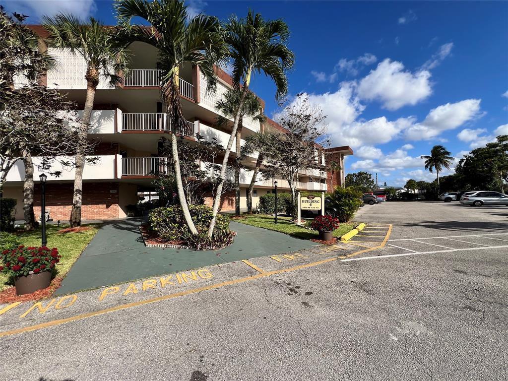LAUDERDALE OAKS CONDO 4 - Residential Lease