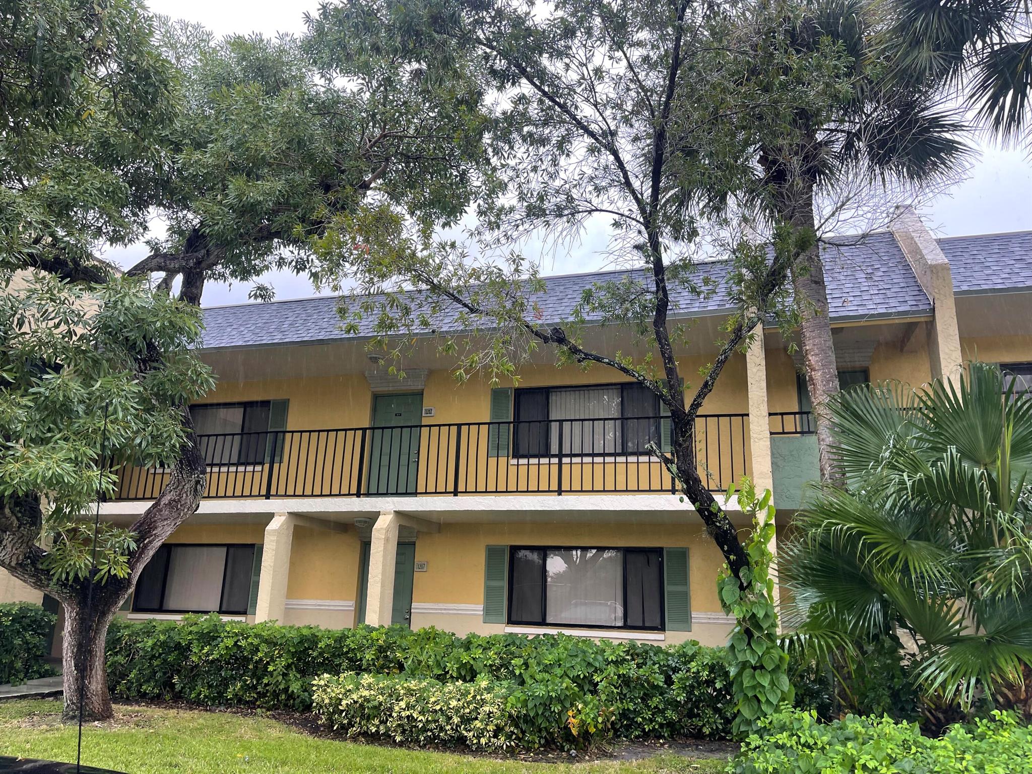 2/2 CONDO LOCATED IN A PEACEFUL AND WELL MAINTAINED COMMUNITY THAT OFFERS A VARIETY OF AMENITIES, SUCH AS GYM, POOL, TENNIS COURTS, AND PLAYGROUND. GREAT INVESTMENT OPPORTUNITY, RETIREMENT RETREAT, OR JUST A PLACE TO CALL HOME.TENANT-OCCUPIED.PLEASE VERIFY ALL FEES WITH CONDO ASSOCIATION.