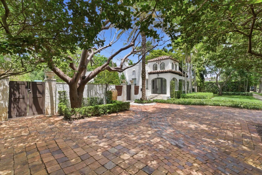 Photo of 1615 Monroe Street, Hollywood, FL 33020 (MLS # B26020793)