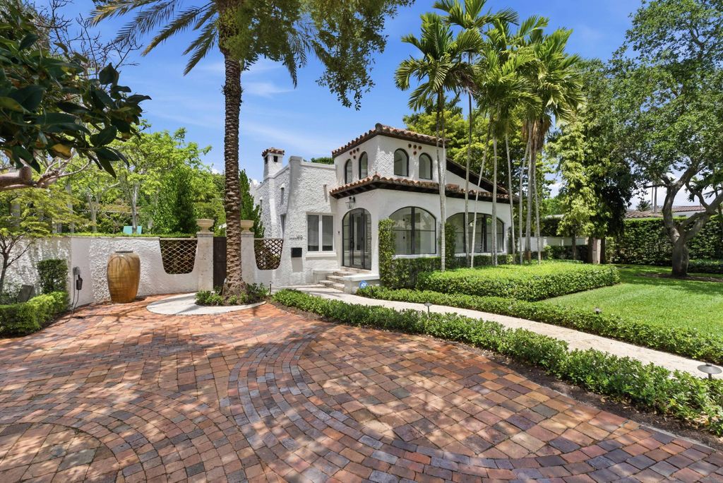 Photo of 1615 Monroe Street, Hollywood, FL 33020 (MLS # B26020793)