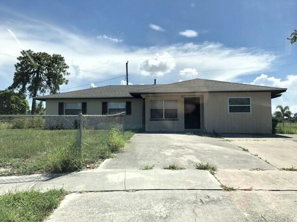 Photo of 108 Hilton Drive, Fort Pierce, FL 34946 (MLS # R11063658)