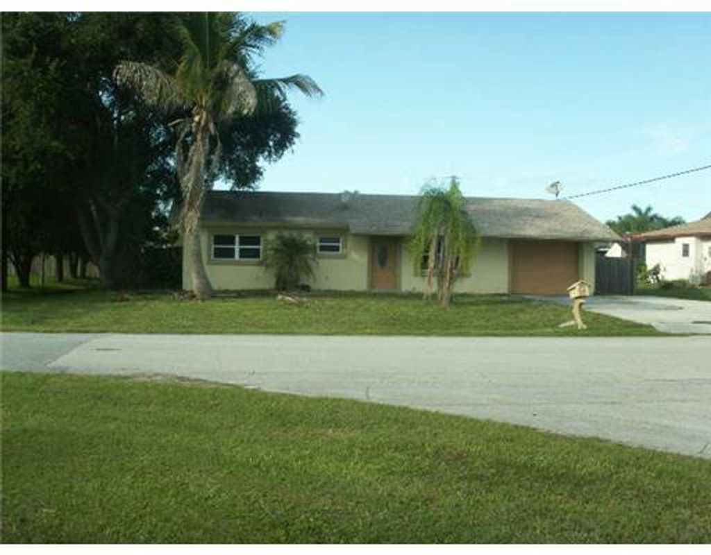 Photo of 991 SE Walters Terrace, Port St Lucie, FL 34953 (MLS # R10936673)