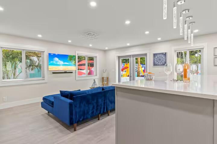 View photos, virtual tours, details... 322 NW 4th Avenue
