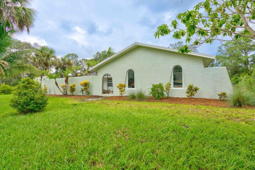 Photo of 10046 175th Road N, Jupiter, FL 33478 (MLS # R10910472)