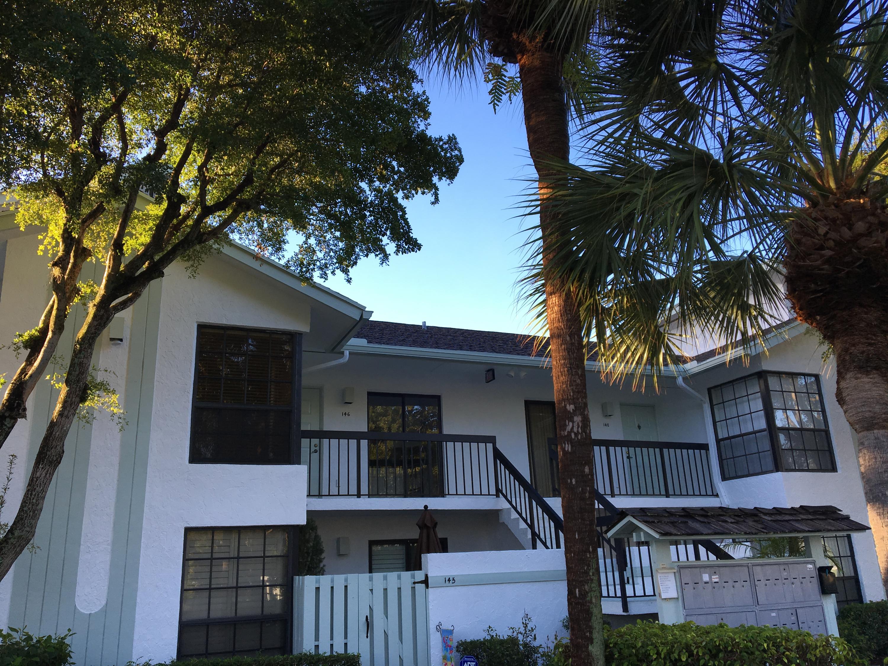 Charming, renovated condo close to the beach and Atlantic Avenue.
