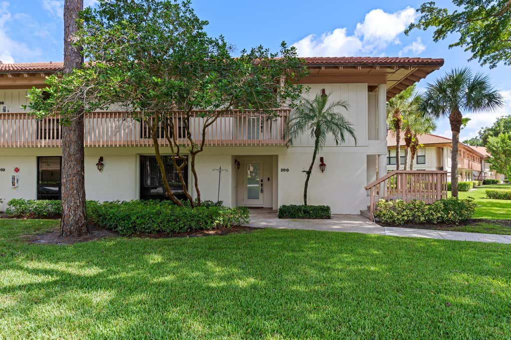 Photo of 200 Brackenwood Terrace, Palm Beach Gardens, FL 33418 (MLS # B26051694)