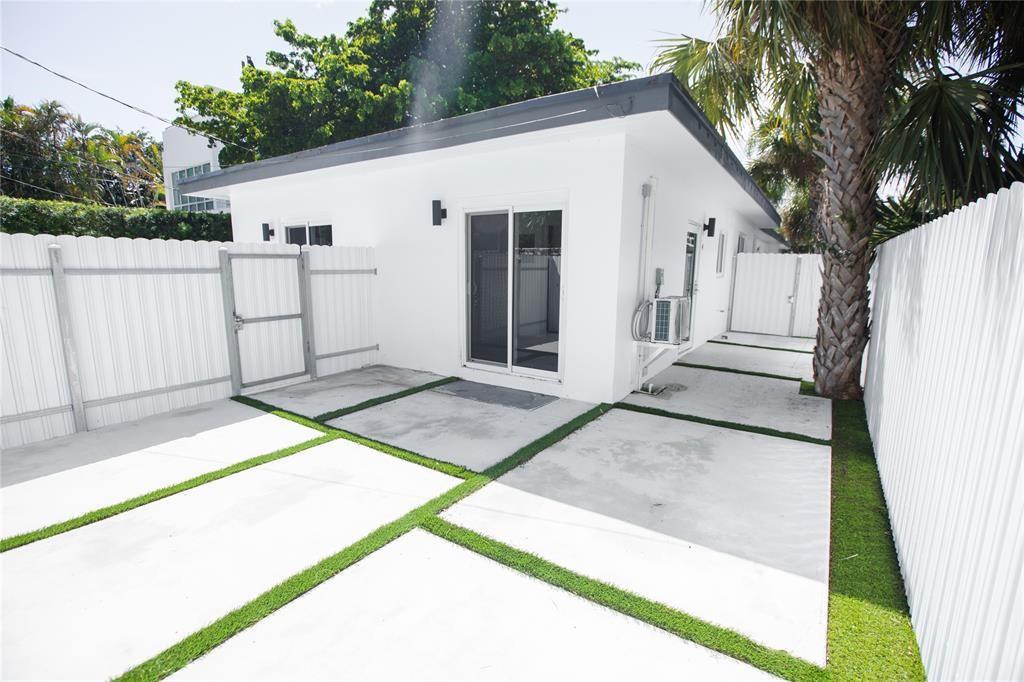 Modern 1 bedroom / 1 bathroom apartment. Beautiful private patio area. Laundry room on property. Close to the beach, shopping and restaurants.