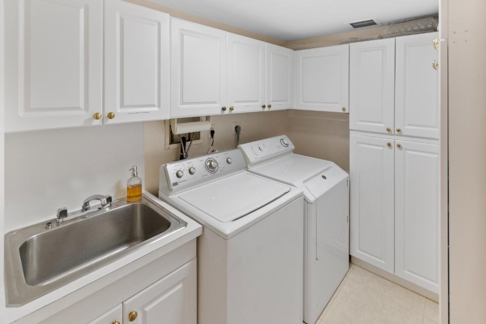 OLD PORT COVE LAKE POINT - Residential Lease