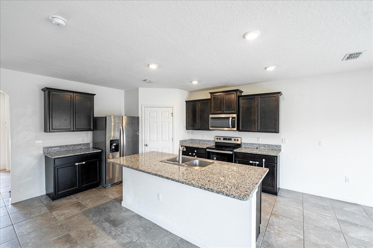 TRADITION PLAT NO 20 - TH - Residential Lease