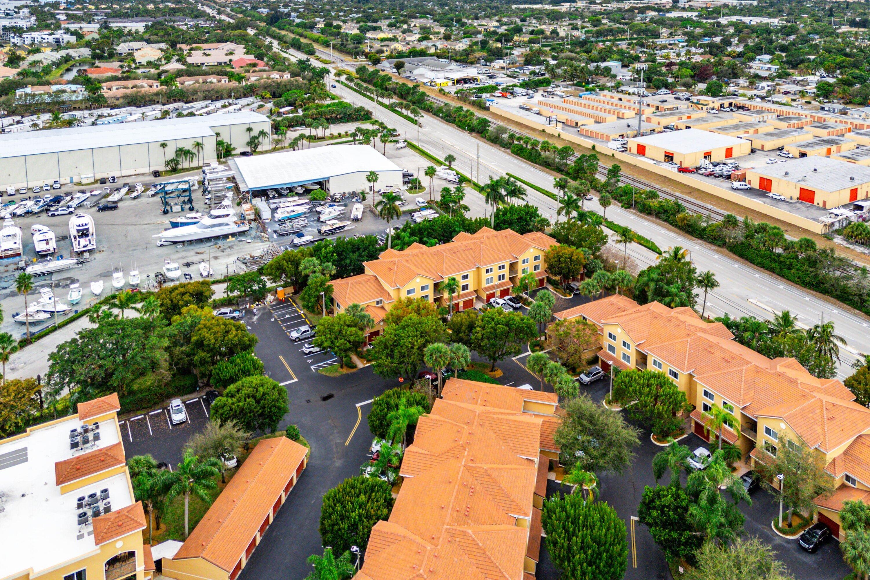 HYPOLUXOS MARINERS CAY CONDO - Residential