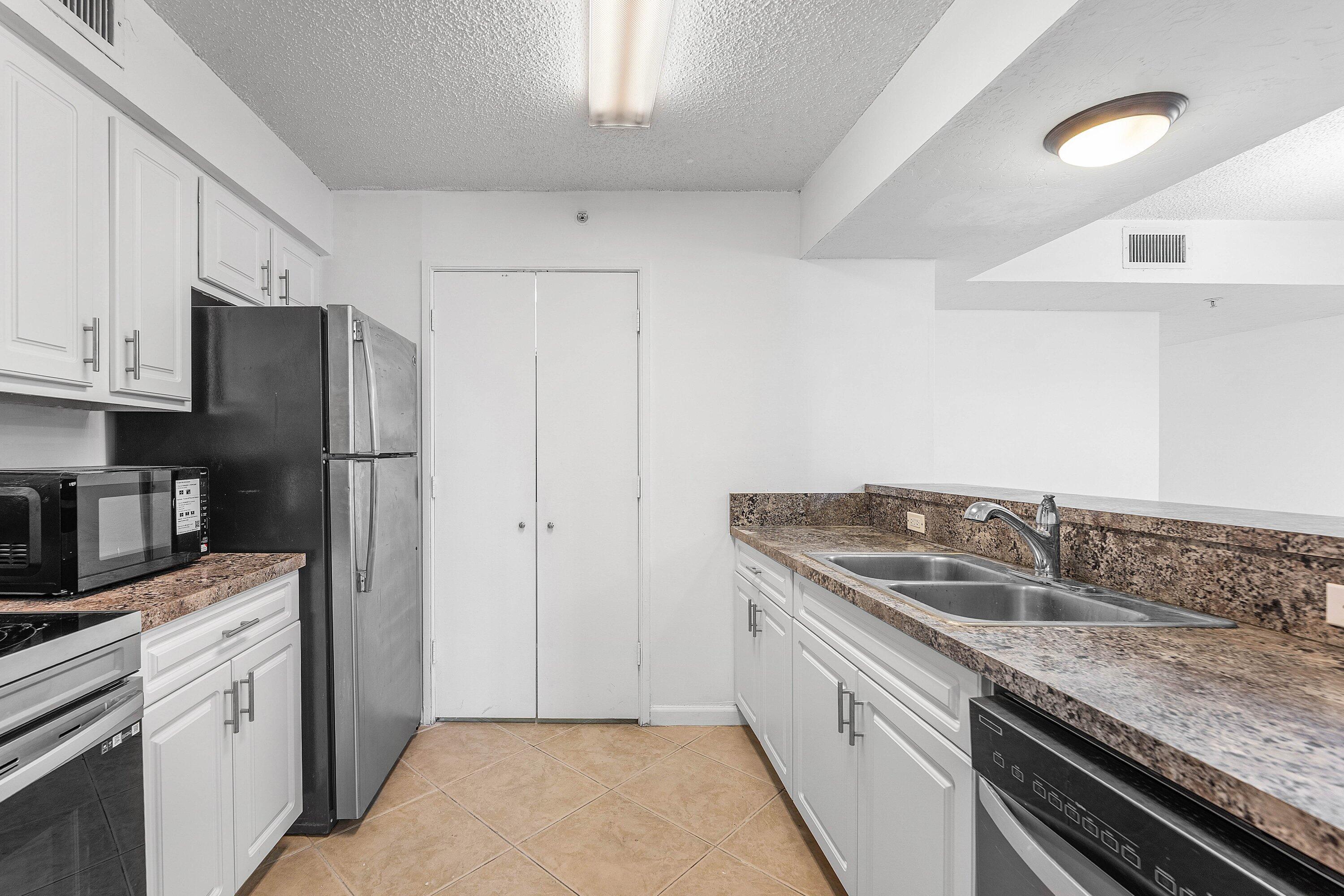 HYPOLUXOS MARINERS CAY CONDO - Residential