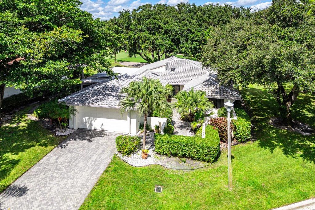 Photo of 30 Hampshire Lane, Boynton Beach, FL 33436 (MLS # R11133065)