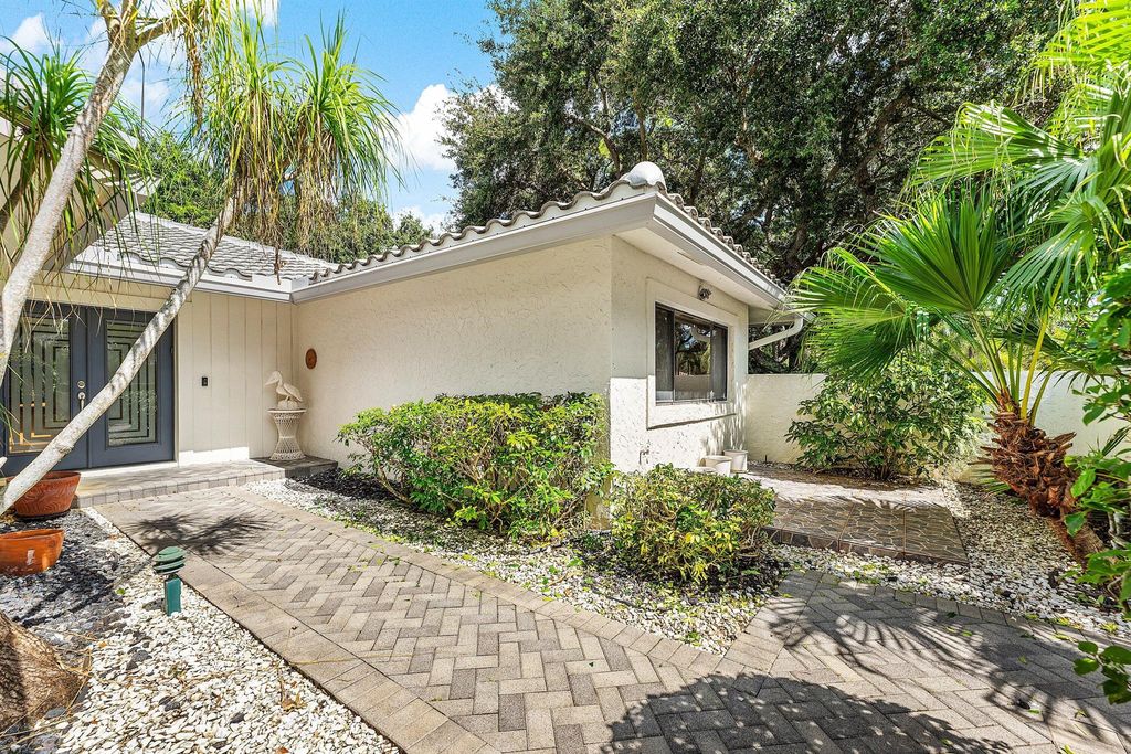 Photo of 30 Hampshire Lane, Boynton Beach, FL 33436 (MLS # R11133065)