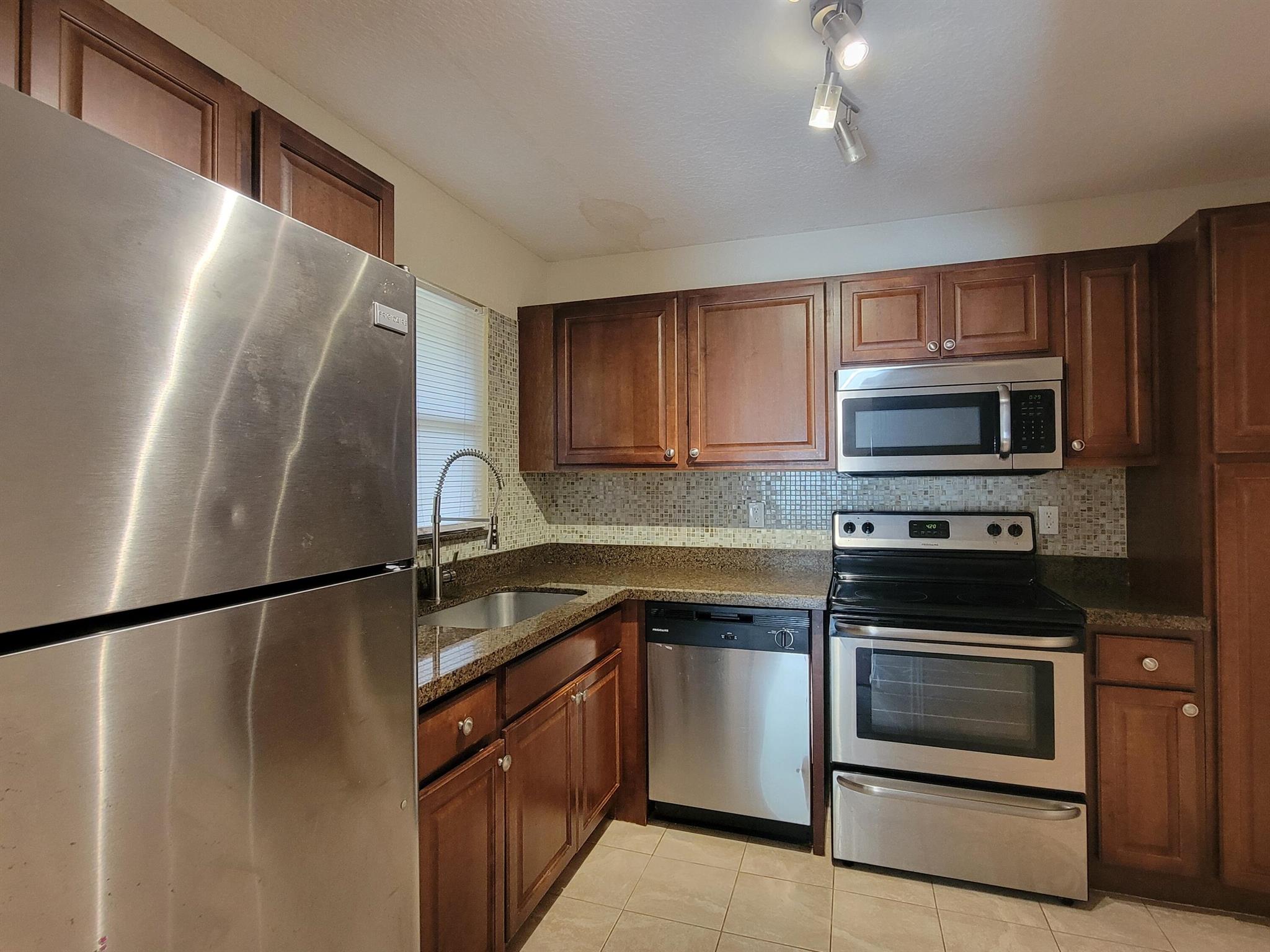 CENTERPOINTE - Residential Lease