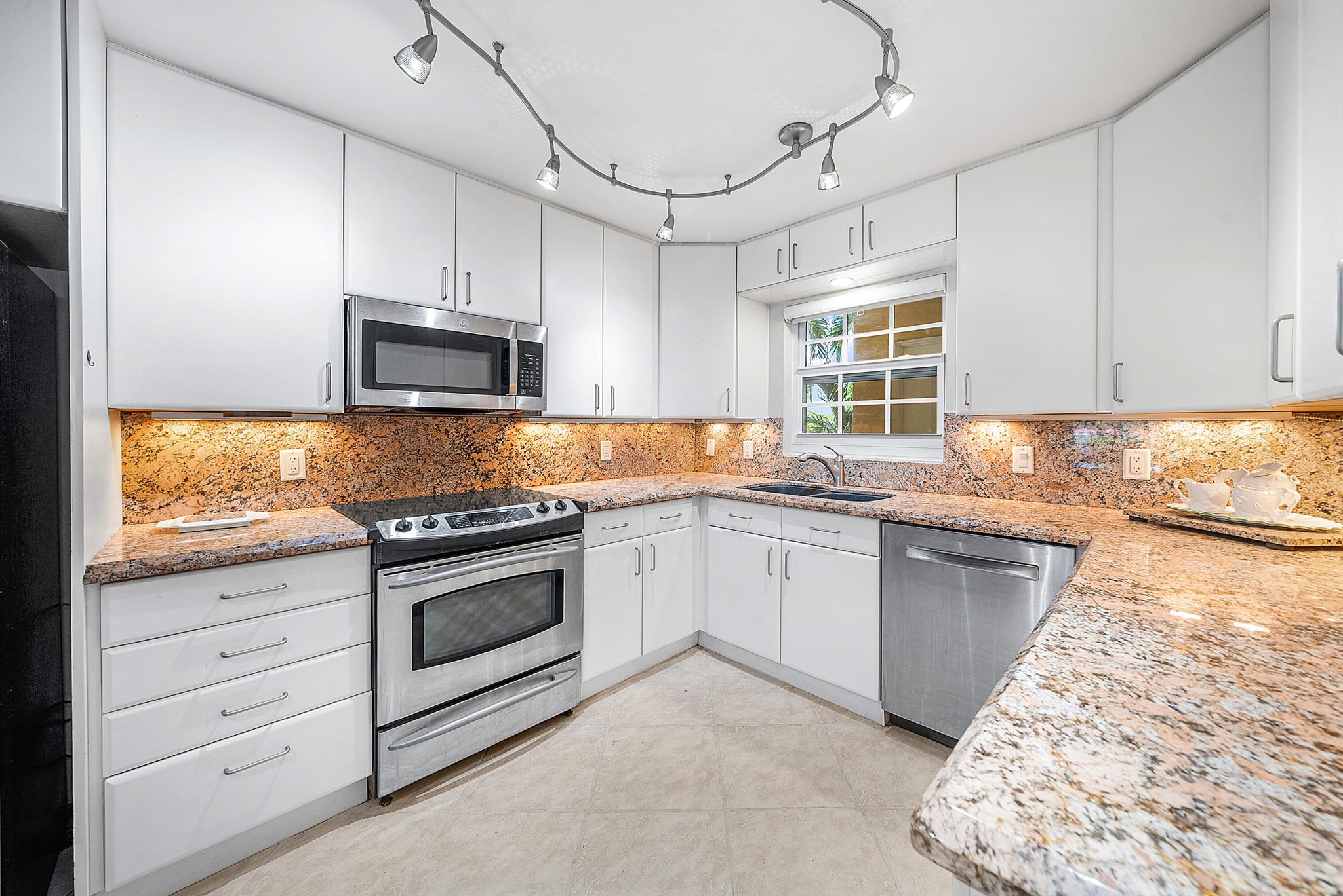 ATLANTIS SHERBROOKE VILLA - Residential