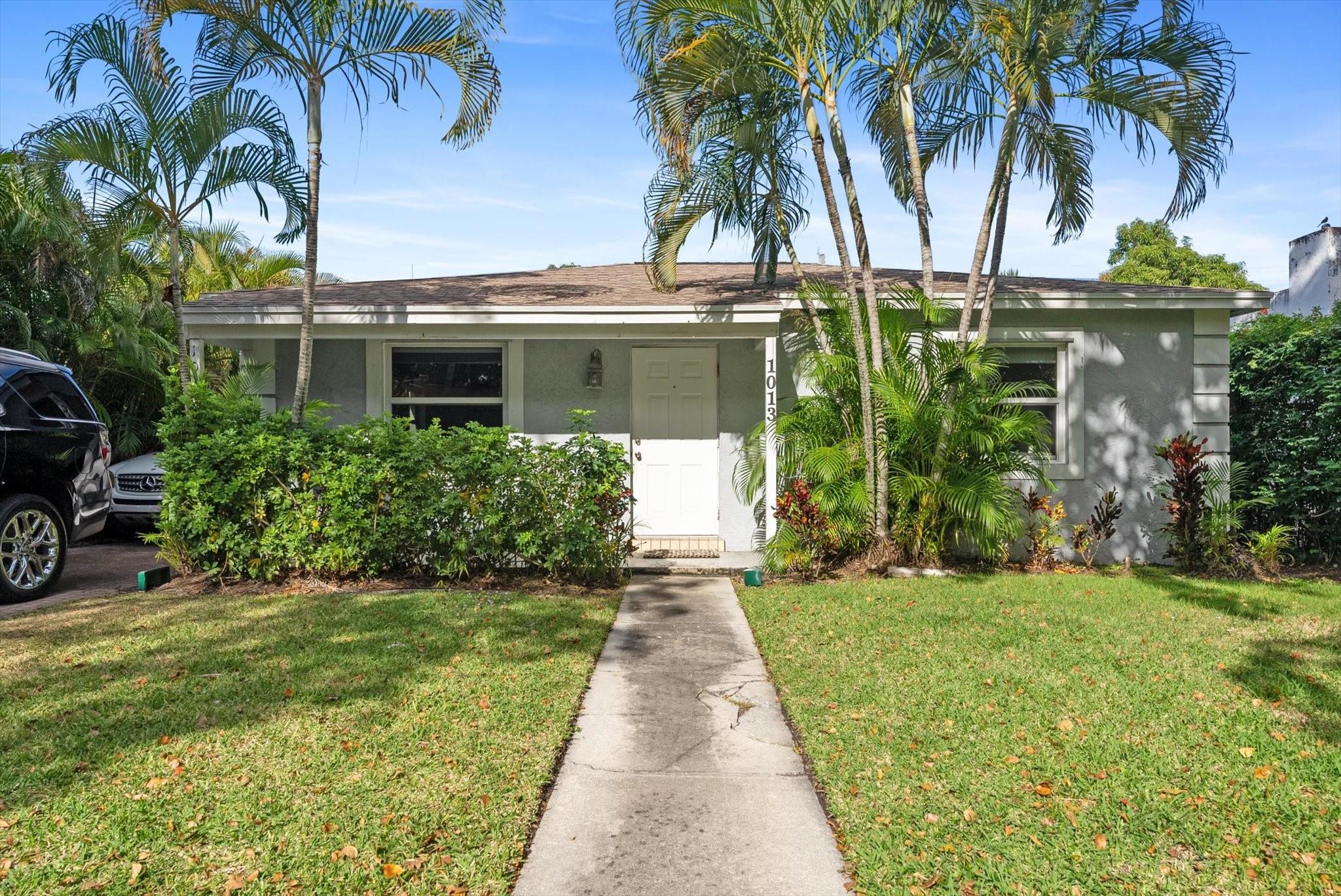 This charming 2-bedroom, 1-bath front house blends classic Florida style with thoughtful updates. Recently renovated, it features impact windows, a new roof (2020), updated A/C, and a modern bathroom. Enjoy your own private outdoor living space, perfect for relaxing or entertaining.
Located in highly desirable Pineapple Park, you’ll be just minutes from the beach, downtown West Palm Beach, Howard Park, Grandview Market, the Norton Museum of Art, the Kravis Center, and countless shops and dining options.