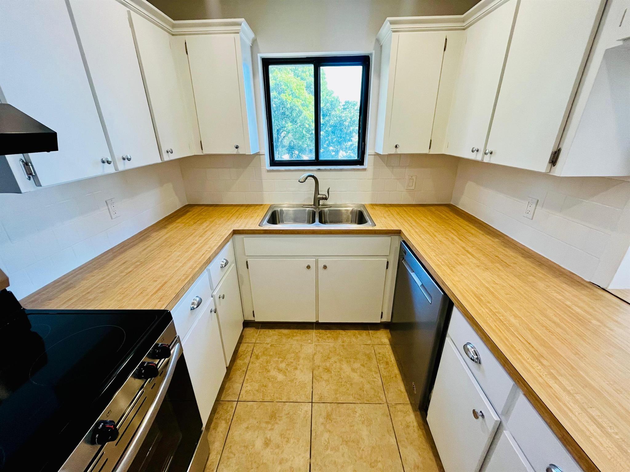 ONE TWENTY FIVE PALMWAY C - Residential Lease