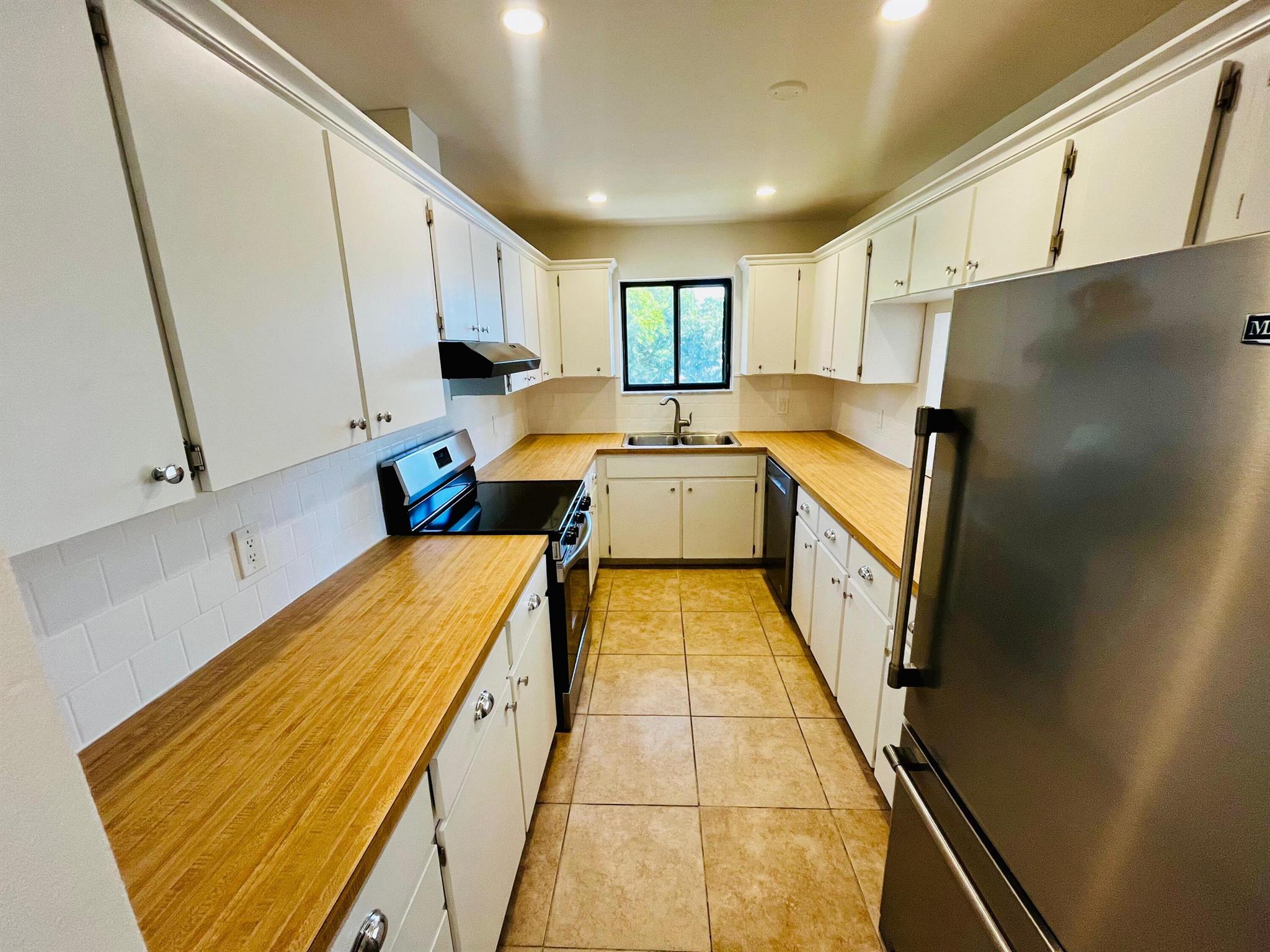 ONE TWENTY FIVE PALMWAY C - Residential Lease