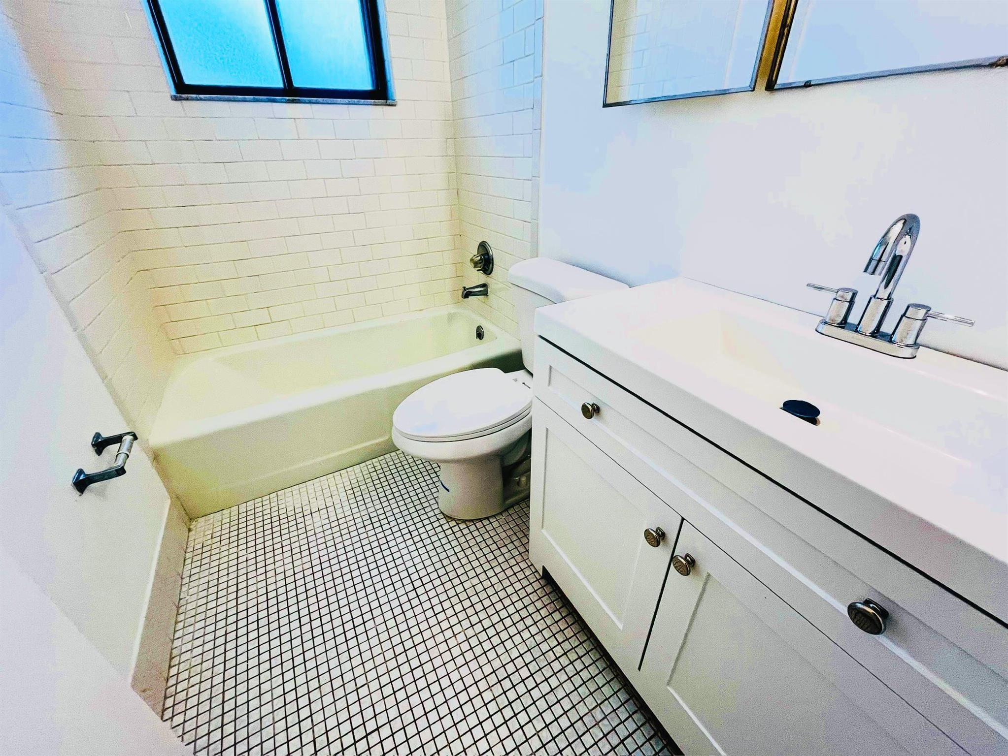 ONE TWENTY FIVE PALMWAY C - Residential Lease