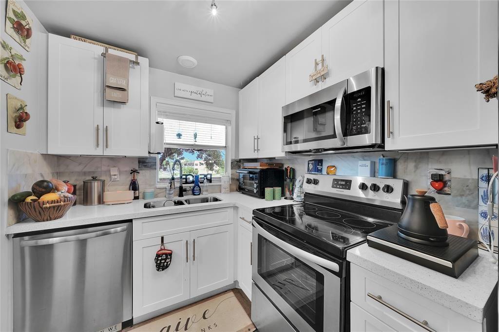 SUNRISE LAKES - Residential