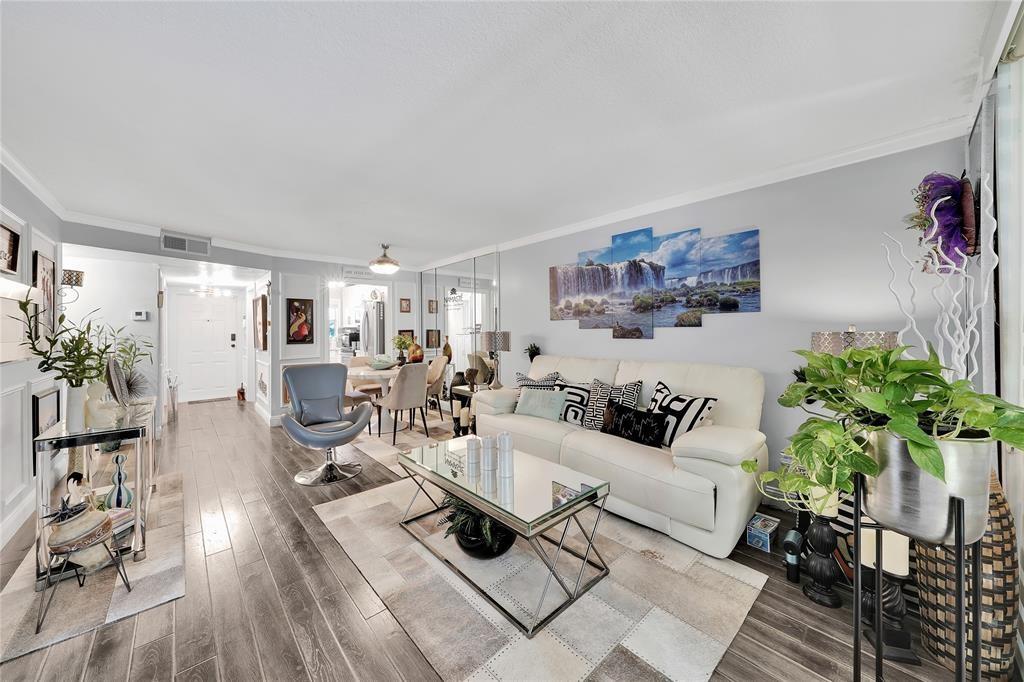 SUNRISE LAKES - Residential