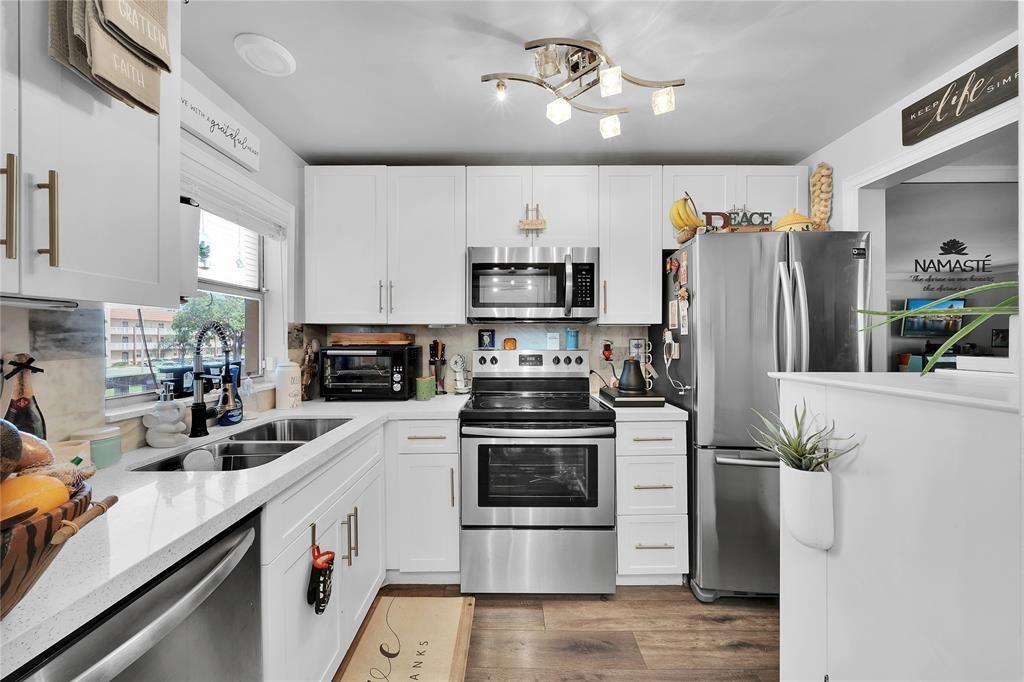 SUNRISE LAKES - Residential