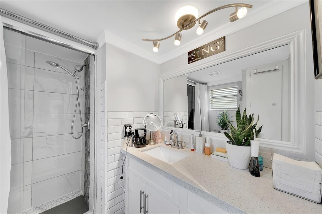 SUNRISE LAKES - Residential