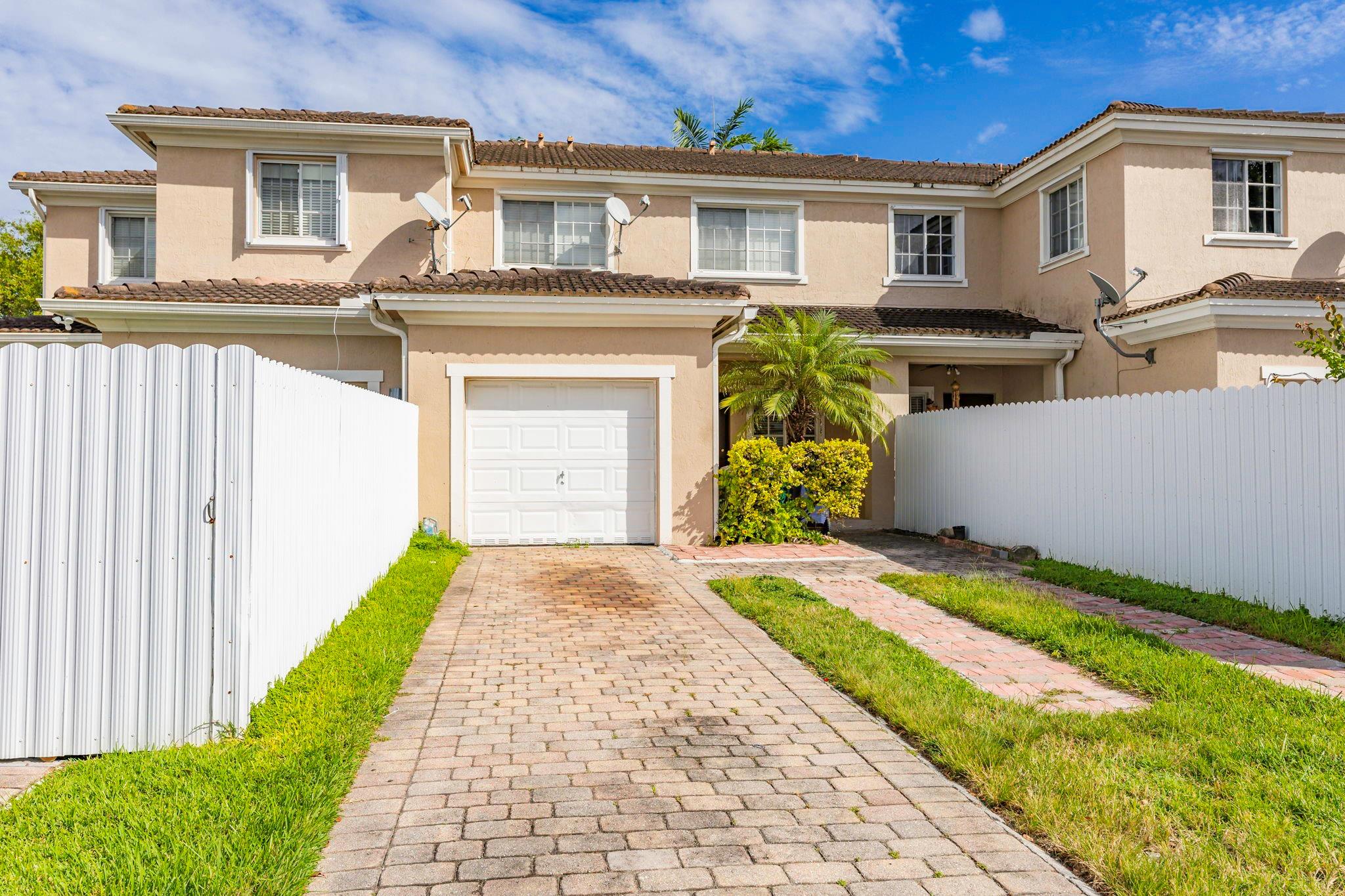 MANDARIN LAKES - Residential