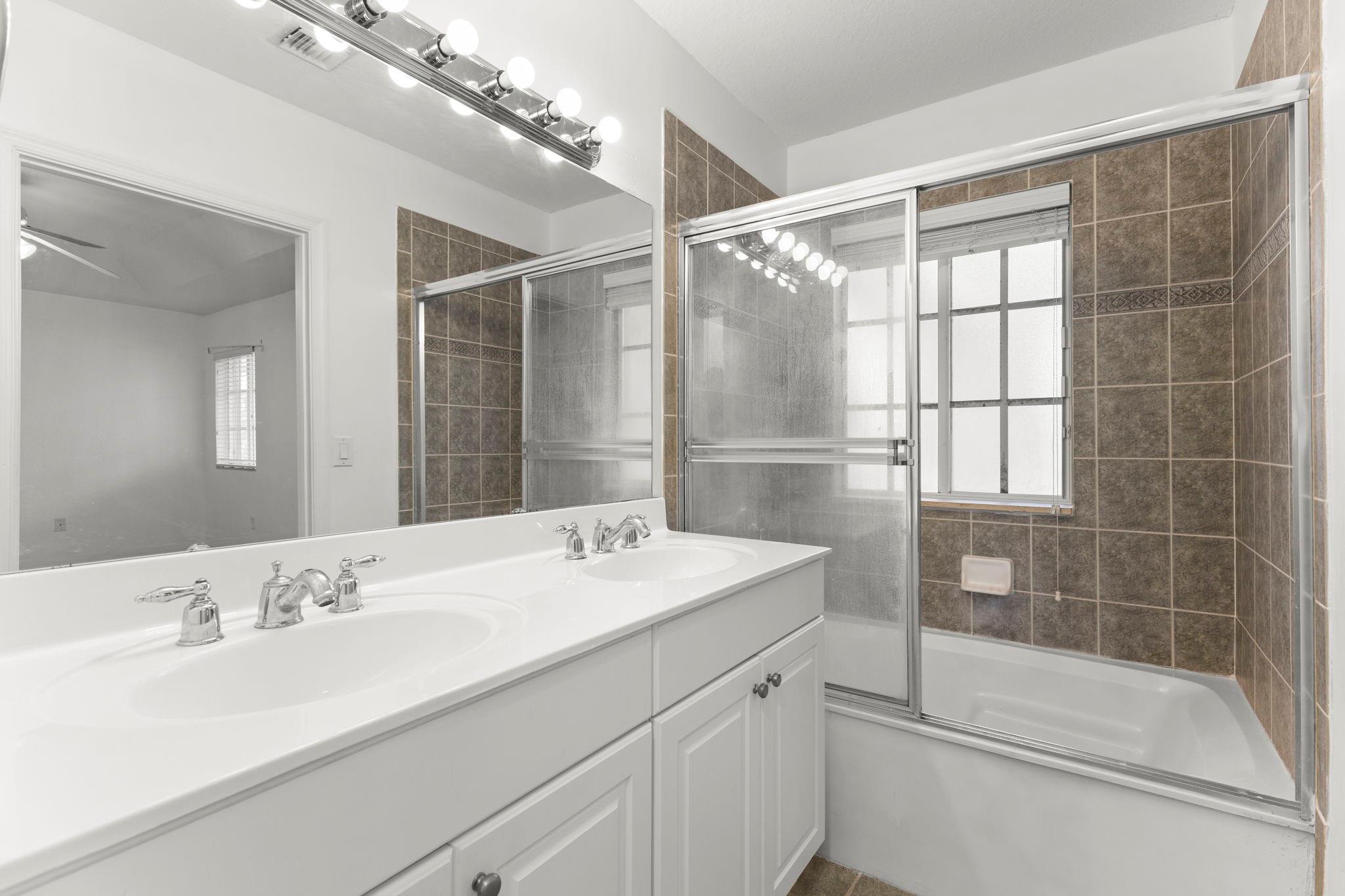 MANDARIN LAKES - Residential