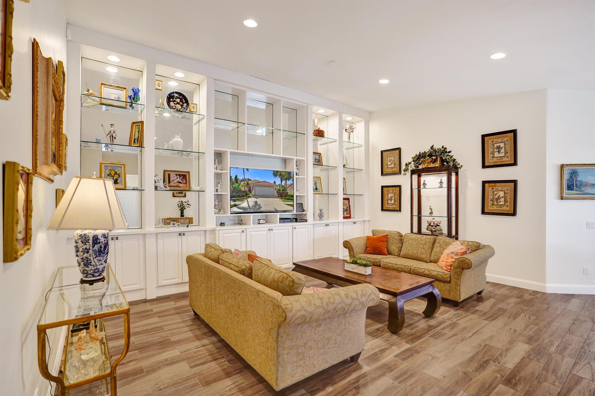 RIVERWALK - Residential