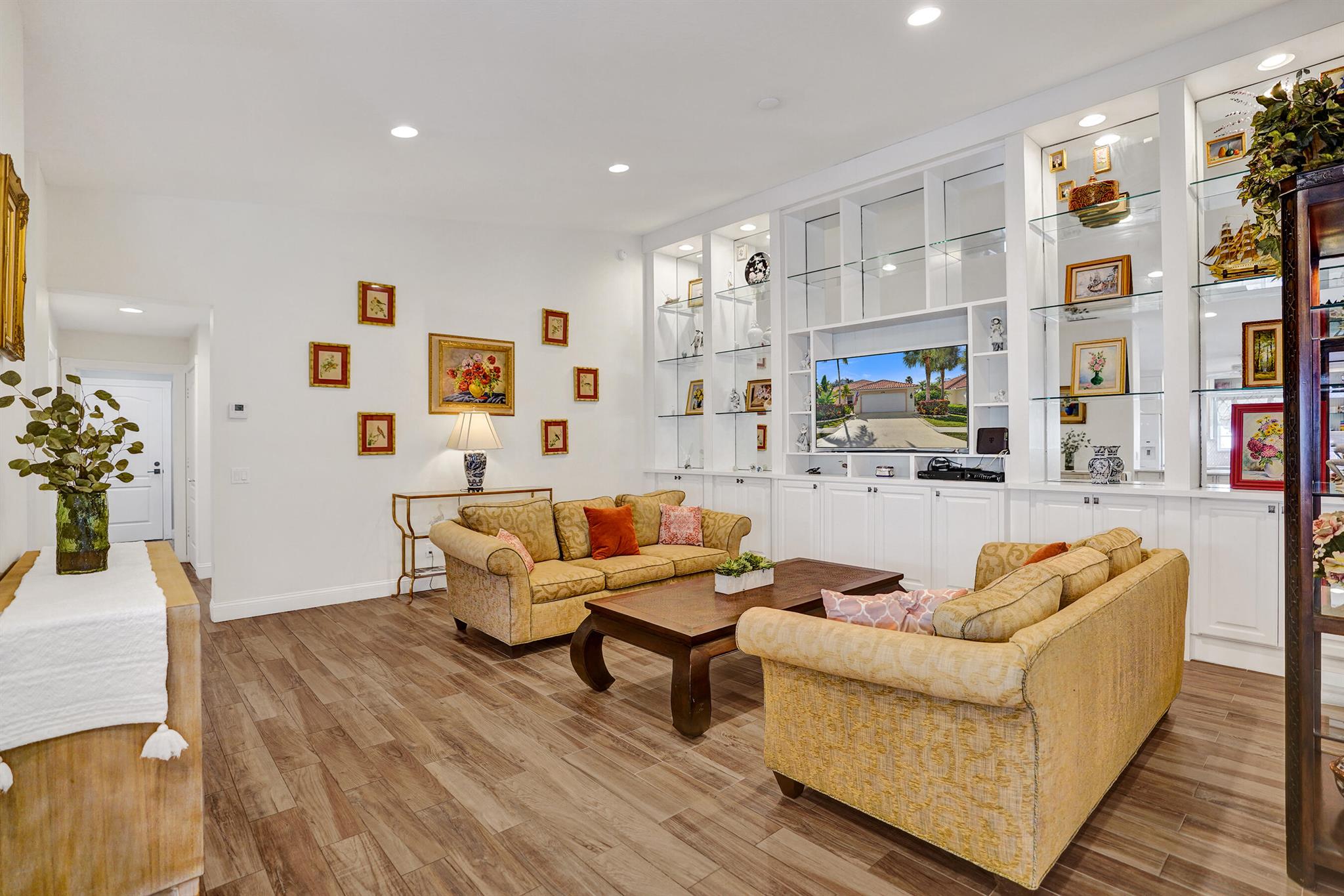 RIVERWALK - Residential