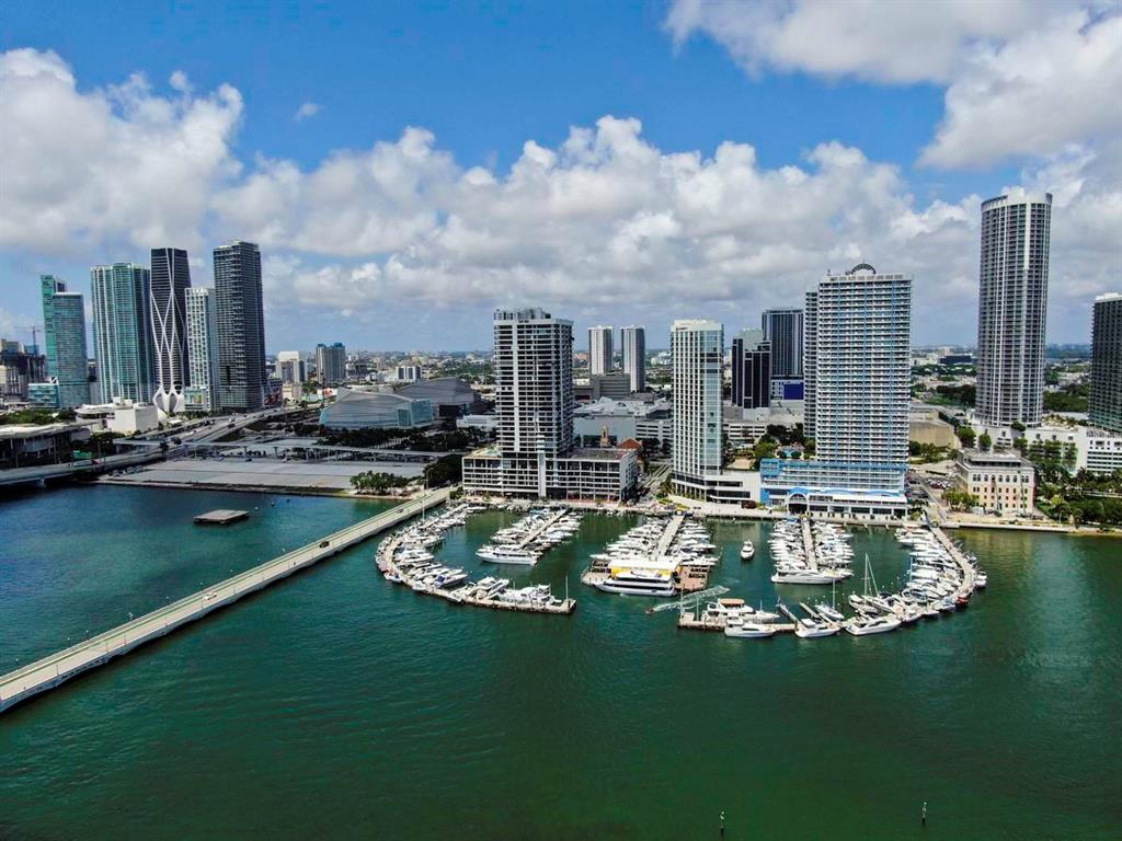 Cozy partly furnished apartment with captivating view of the ocean and Miami Beach skyline at Biscayne Bay. Corner studio with functional divisions on bedroom, living room, kitchen wood flooring and a balcony with stunning water views. Venetia provides first class amenities that includes a reception staff and 24 hours guard, valet parking, gym, tennis court, swimming pool, Jacuzzi and marina. In the building there are shops, business offices, beauty salon and a popular bar and restaurant. Rental of bicycles and public bus service are across of the street. Do not miss the opportunity to live in the heart of Miami, you have to come and see it!