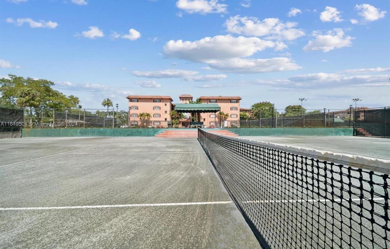 TENNIS CLUB MC LOUGHLIN C - Residential Lease