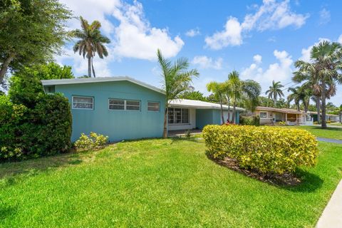 Tiny photo for 2610 NE 50th Street, Lighthouse Point, FL 33064 (MLS # B26050195)