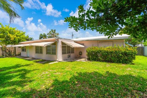 Tiny photo for 2610 NE 50th Street, Lighthouse Point, FL 33064 (MLS # B26050195)