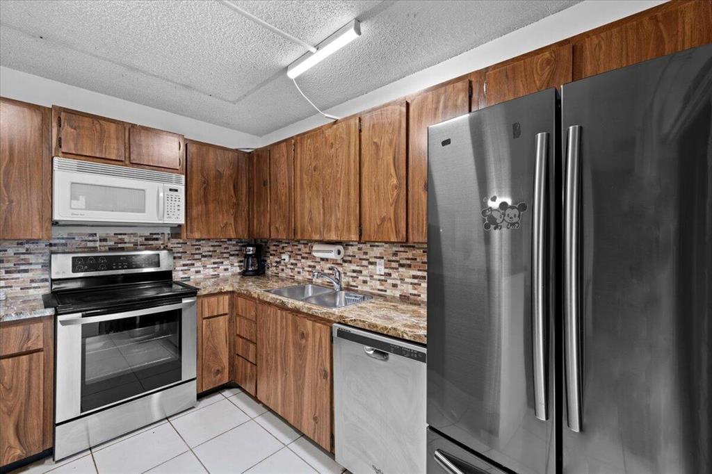 GARDEN LAKES & GARDEN SQUARE SHOPS - Residential