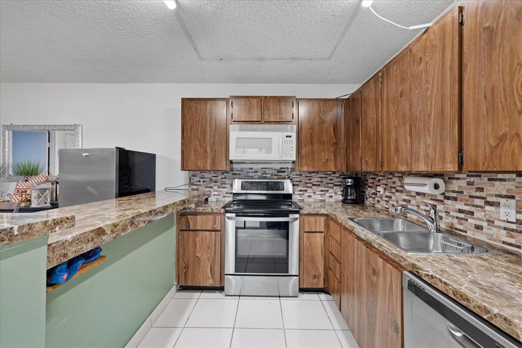 GARDEN LAKES & GARDEN SQUARE SHOPS - Residential