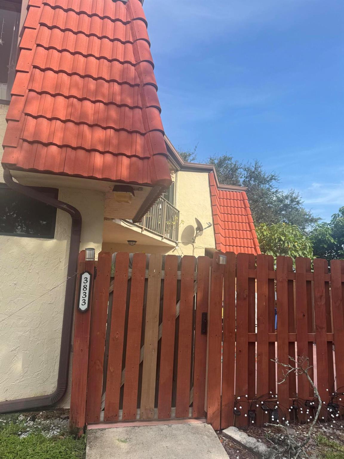 Beautiful 2 bedrooms, 2.5 bathrooms townhouse in a prime location! This home offers dual primary suites, each with its own private bathroom, ensuring comfort and convenienceCourt 4 very close to the pool