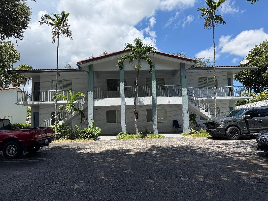 VERY NICE UNIT IN THE 2ND FLOOR RECENTLY UPDTED WITH NEW KITCHEN CABINET AND APPLIANCE, NEW BATHROOM VANITIES AND IMPACT WINDOWS. HUGE UNIT CLOSE TO 1500 SF WITH FORMAL DINING AND LIVING AND EAT IN KITCHEN. MASTER BEDROOM WITH WALK IN CLOSET. CLOSE TO GRAT SCHOOLS AND SHOPPING. ONLY QUILIFIED RENTALS OLEASE. VIEW OF THE CANAL FROM YOUR SCREENIN PATIO.
ALSO, UNIT 3 AVAILABLE SAME SF AND PRICE AND ALL THE UPDATES